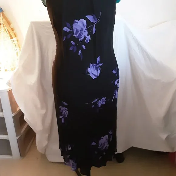 Elegant rayon dress with mock choker neckline, tasteful back reveal - Picture 5 of 5